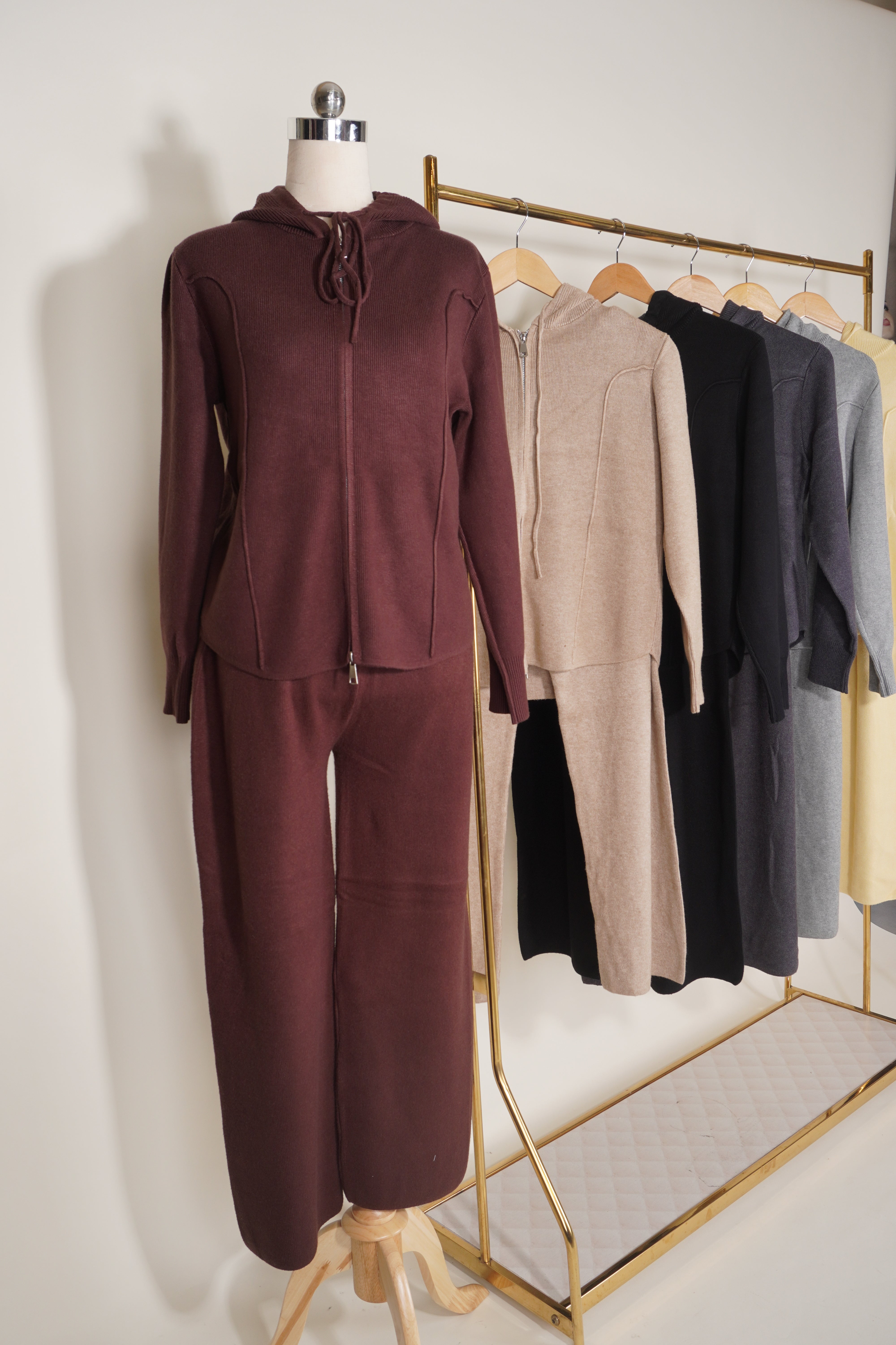 חליפה מכנס וסריג