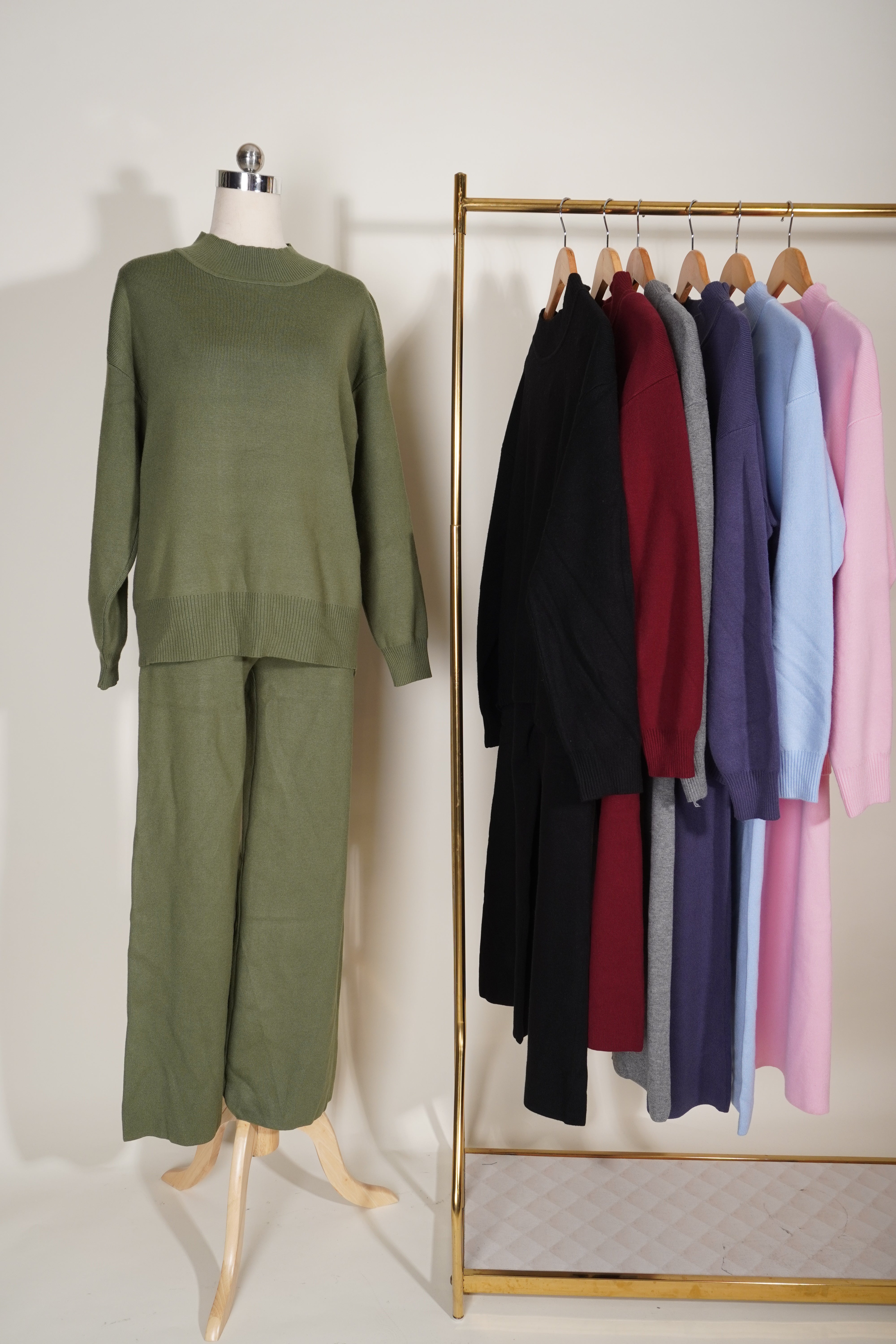 חליפה מכנס וסוויטשרט