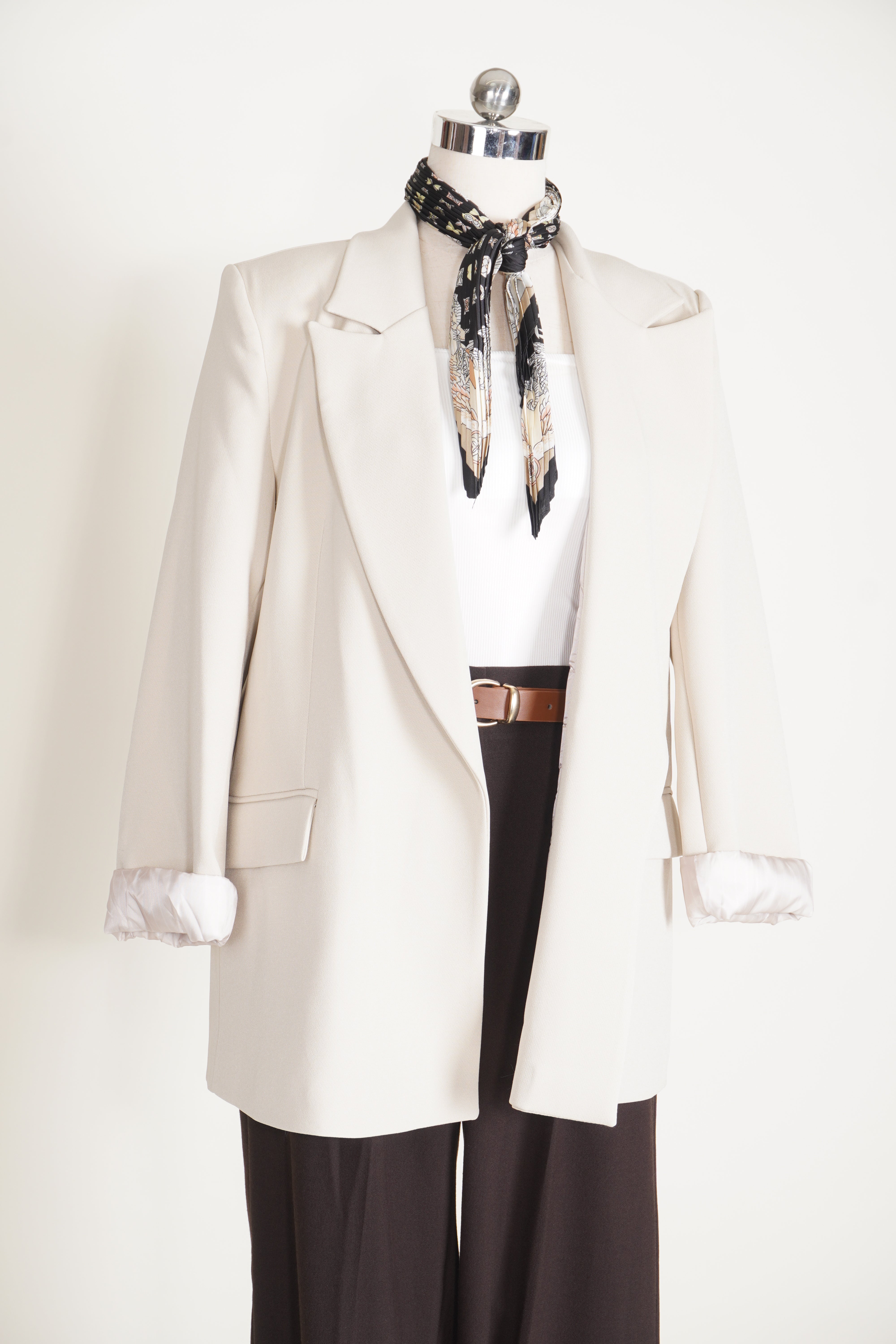 בלייזר בצבע אוף וייט