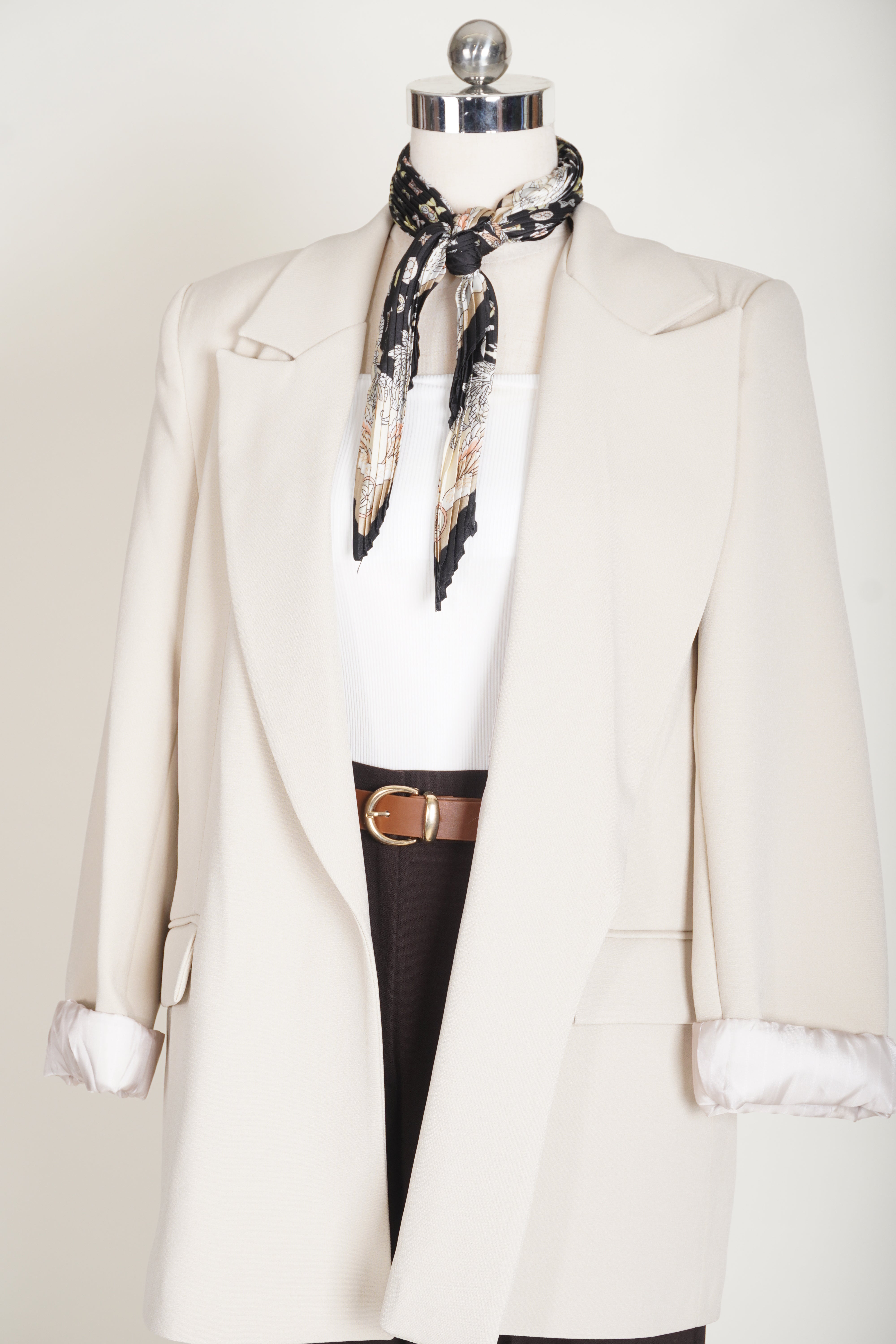 בלייזר בצבע אוף וייט