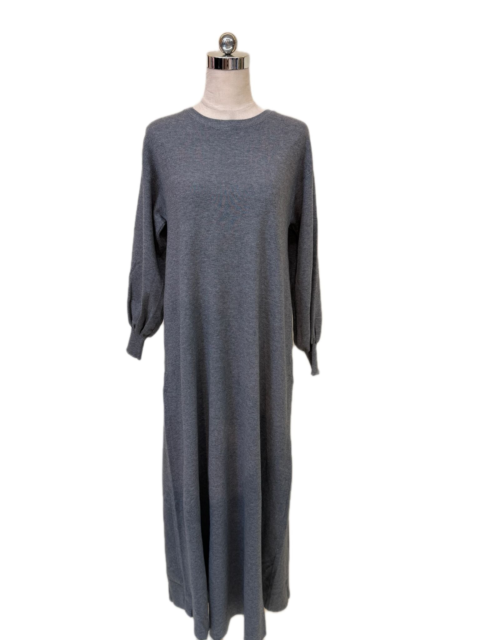 שמלת סריג חלקה בגזרה ישרה