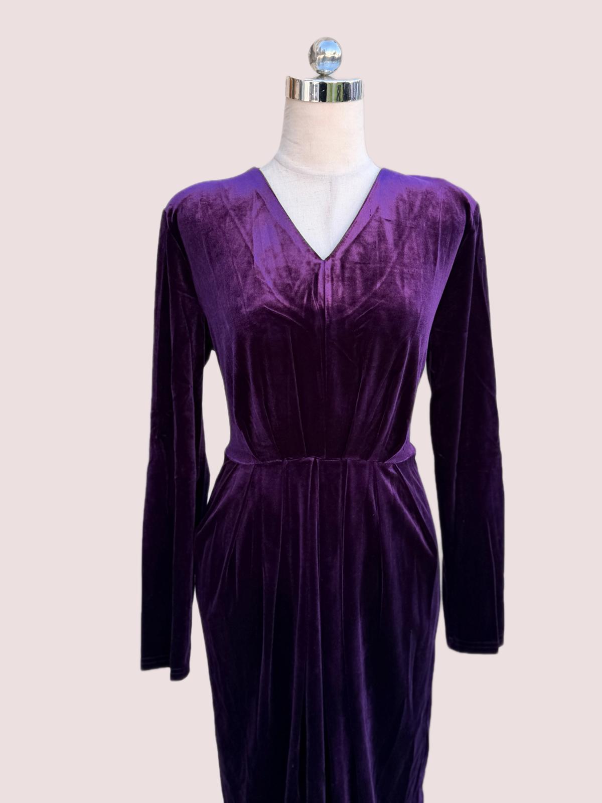 שמלת קטיפה בצבע סגול