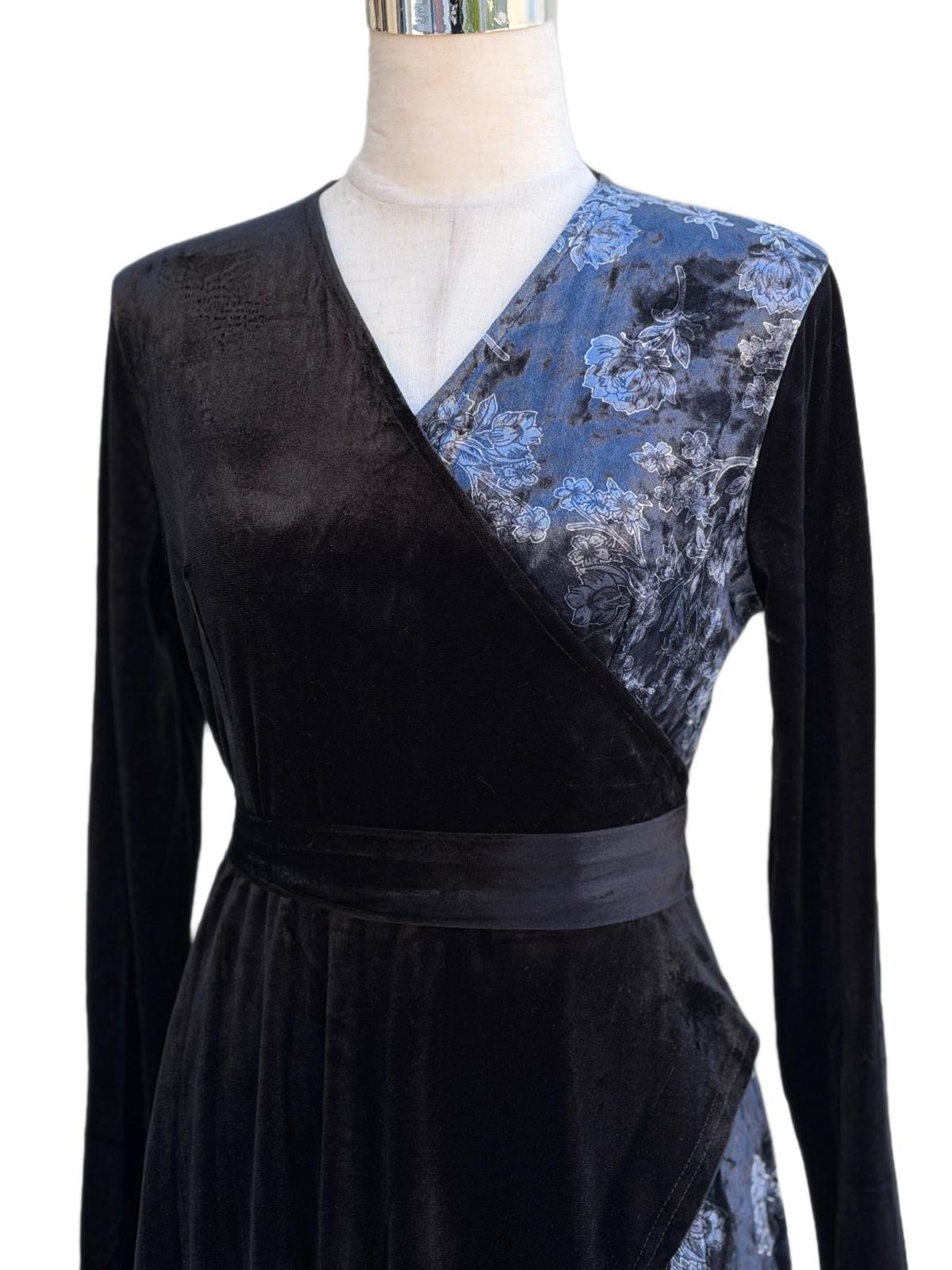 שמלת מעטפת מבד קטיפה עם הדפס