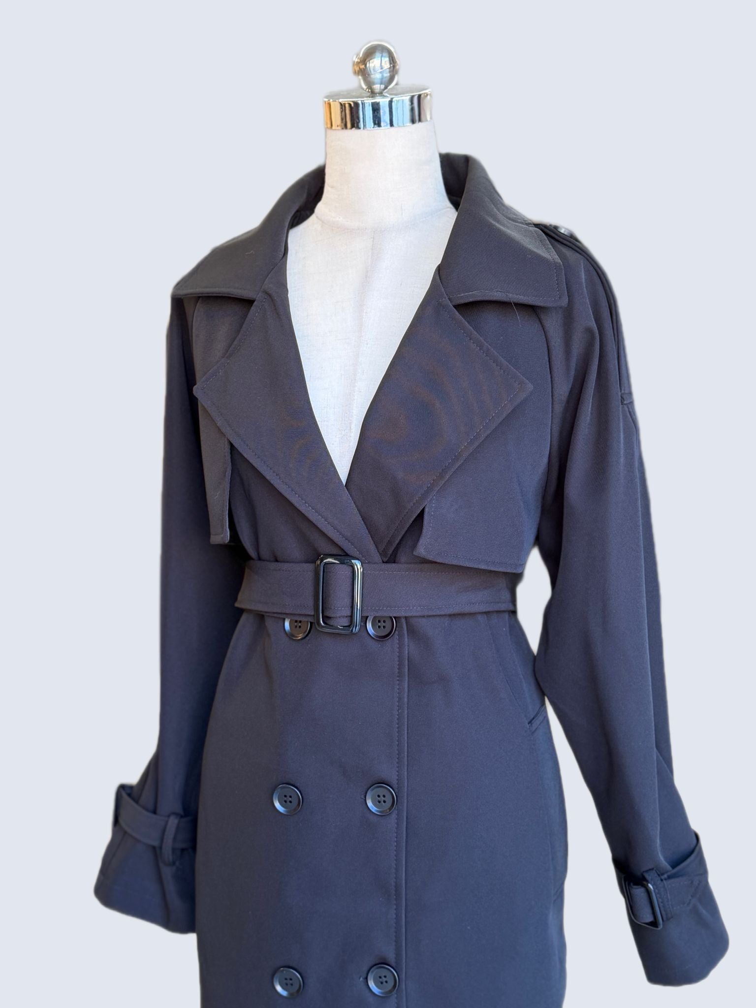 מעיל טרנץ׳ קלאסי עם חגורה