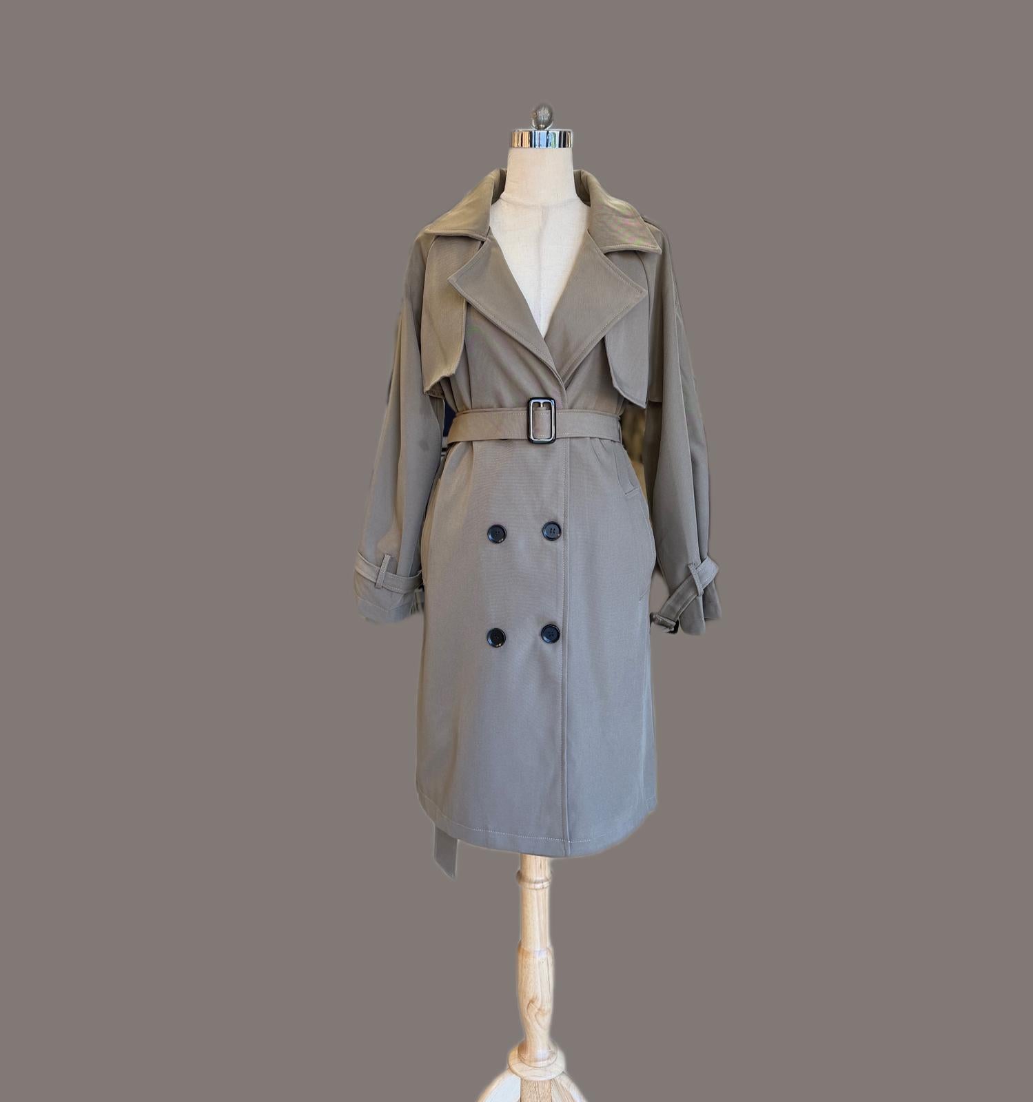 מעיל טרנץ׳ קלאסי עם חגורה