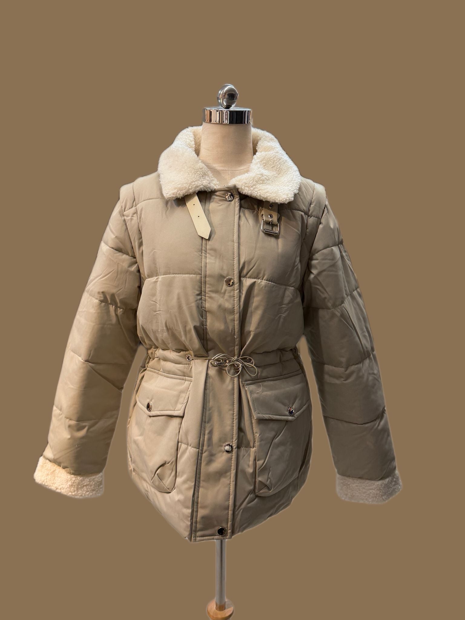 מעיל פוך עם צווארון פרווה