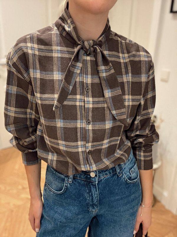 חולצה משובצת עם צעיף מחובר