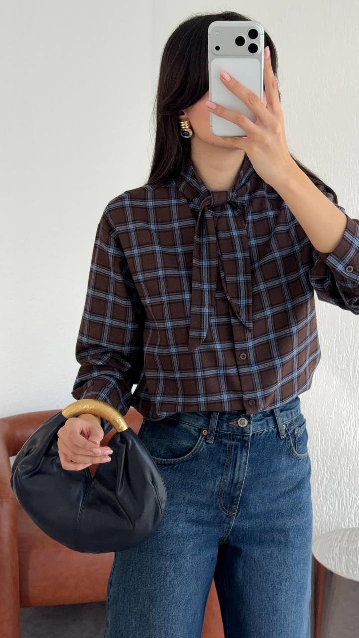 חולצה משובצת מחוברת לצעיף