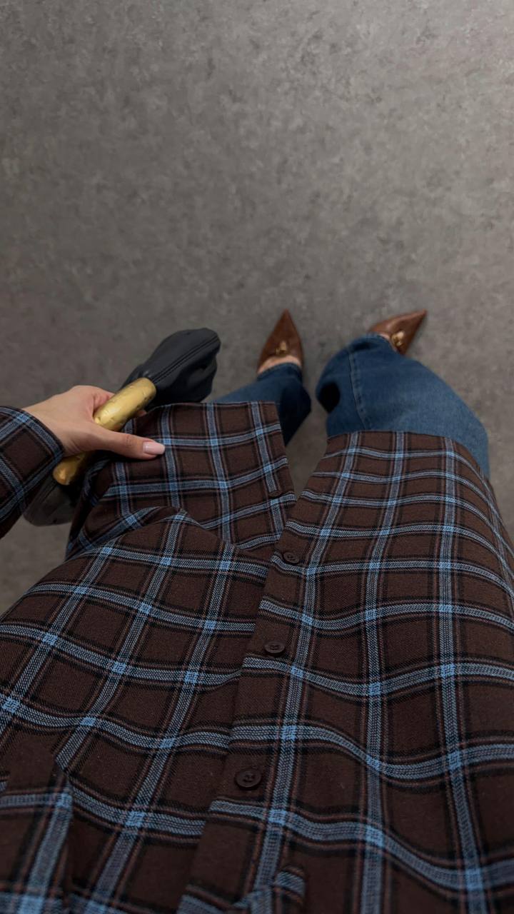 חולצה משובצת מחוברת לצעיף